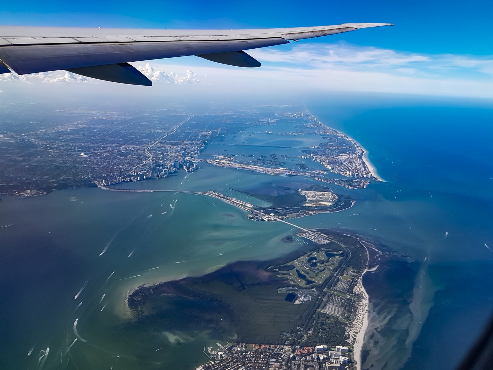 Miami  esquerda, Miami Beach  direita no alto e Key Biscayne bem embaixo da foto