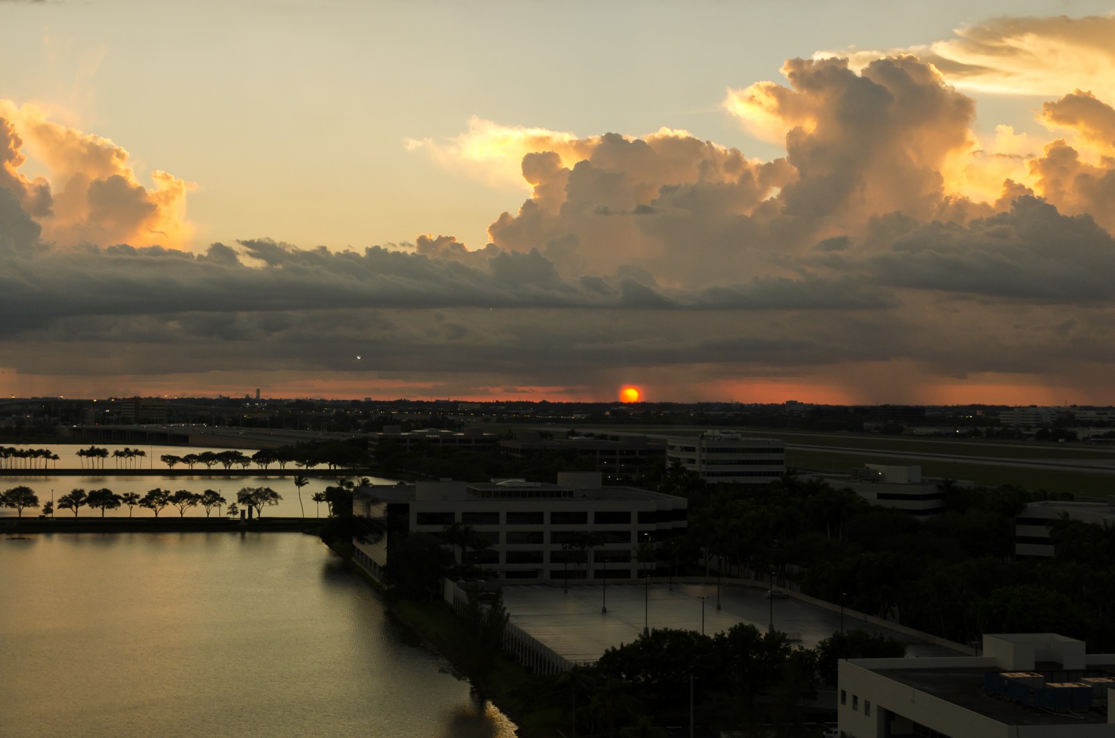 Pr do sol visto do hotel Pullman Miami Airport