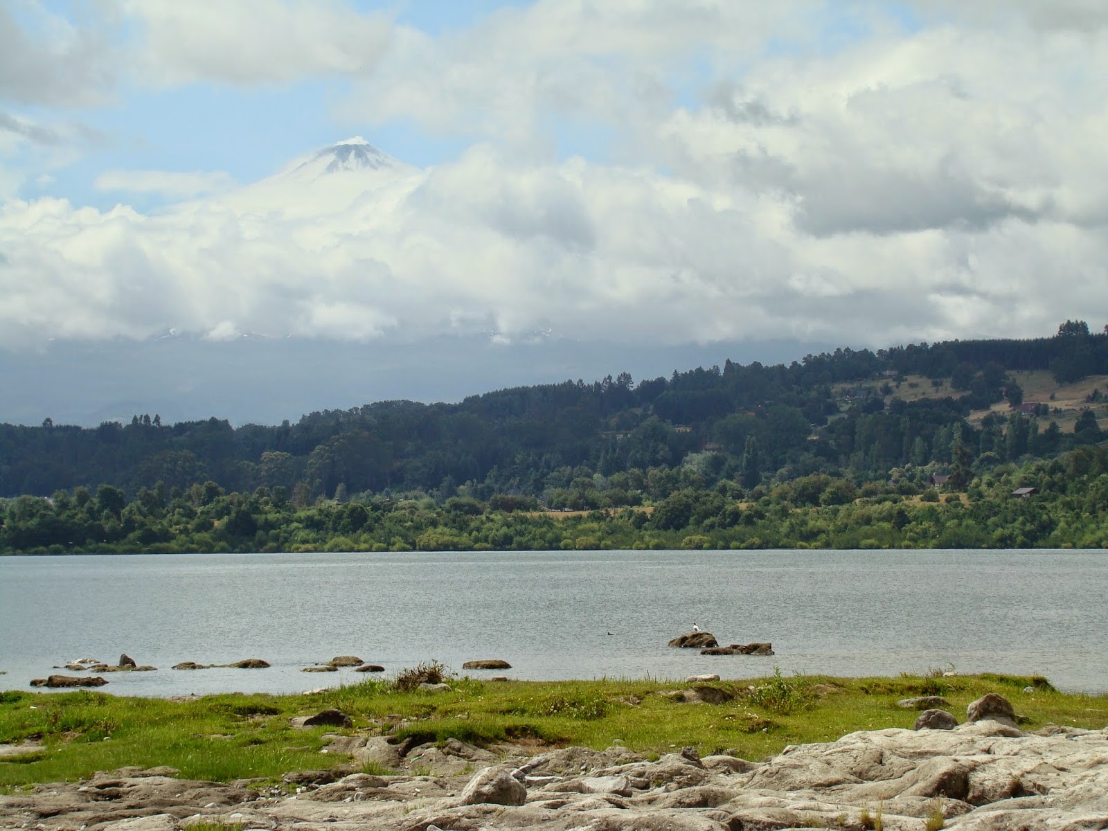 Lago e a pontinha do Vulco Villarrica, escondido atrs das nuvens.