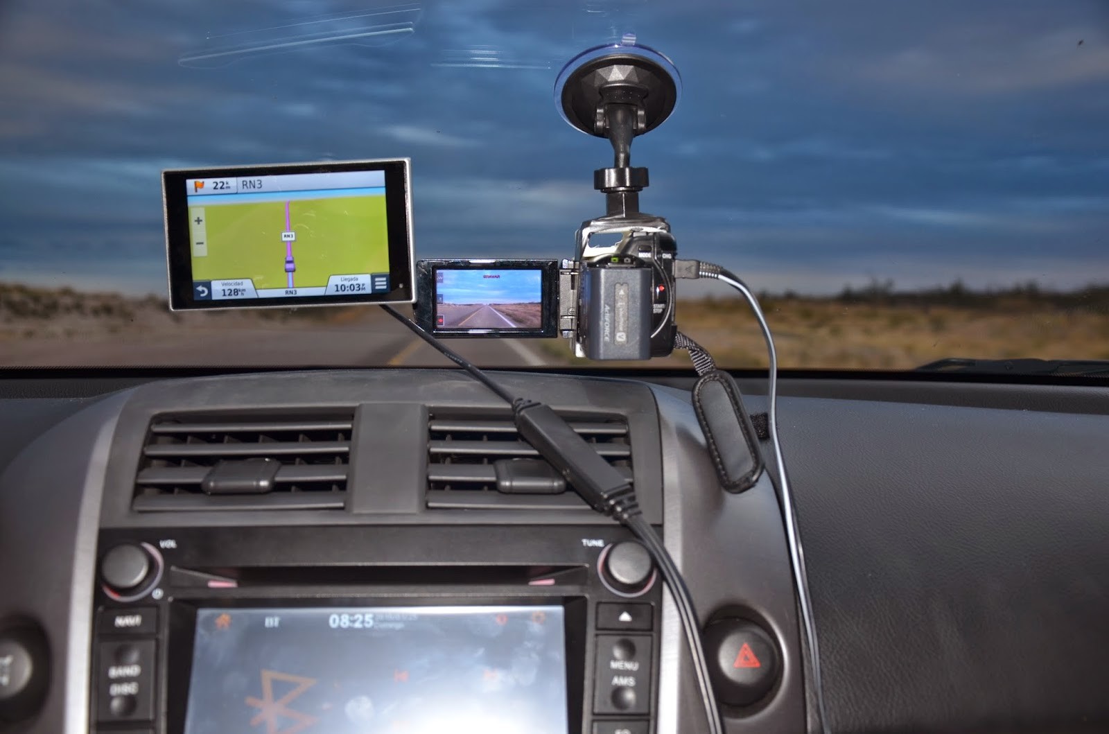 GPS, Filmadora HD e Rdio com Bluetooth (Spotify comanda). Companheiros inseparveis na estrada.